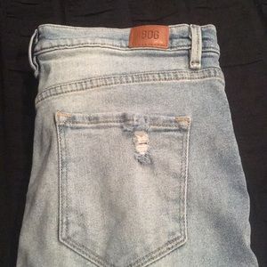 UO TWIG HIGH-RISE DISTRESSED JEANS